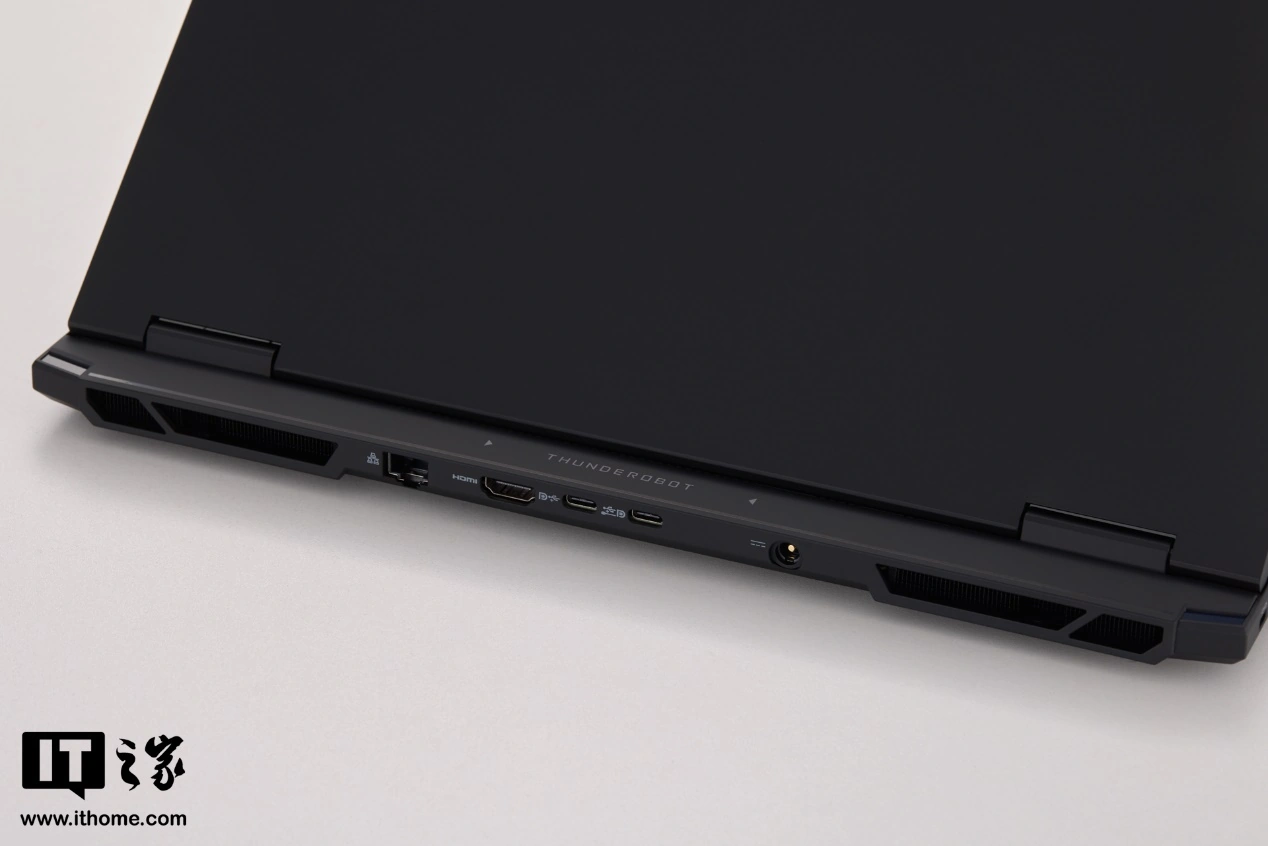 【IT之家开箱】雷神 ZERO Air 15 图赏:仅重 1.54kg 的 OLED 超竞屏轻薄游戏本 图片 15