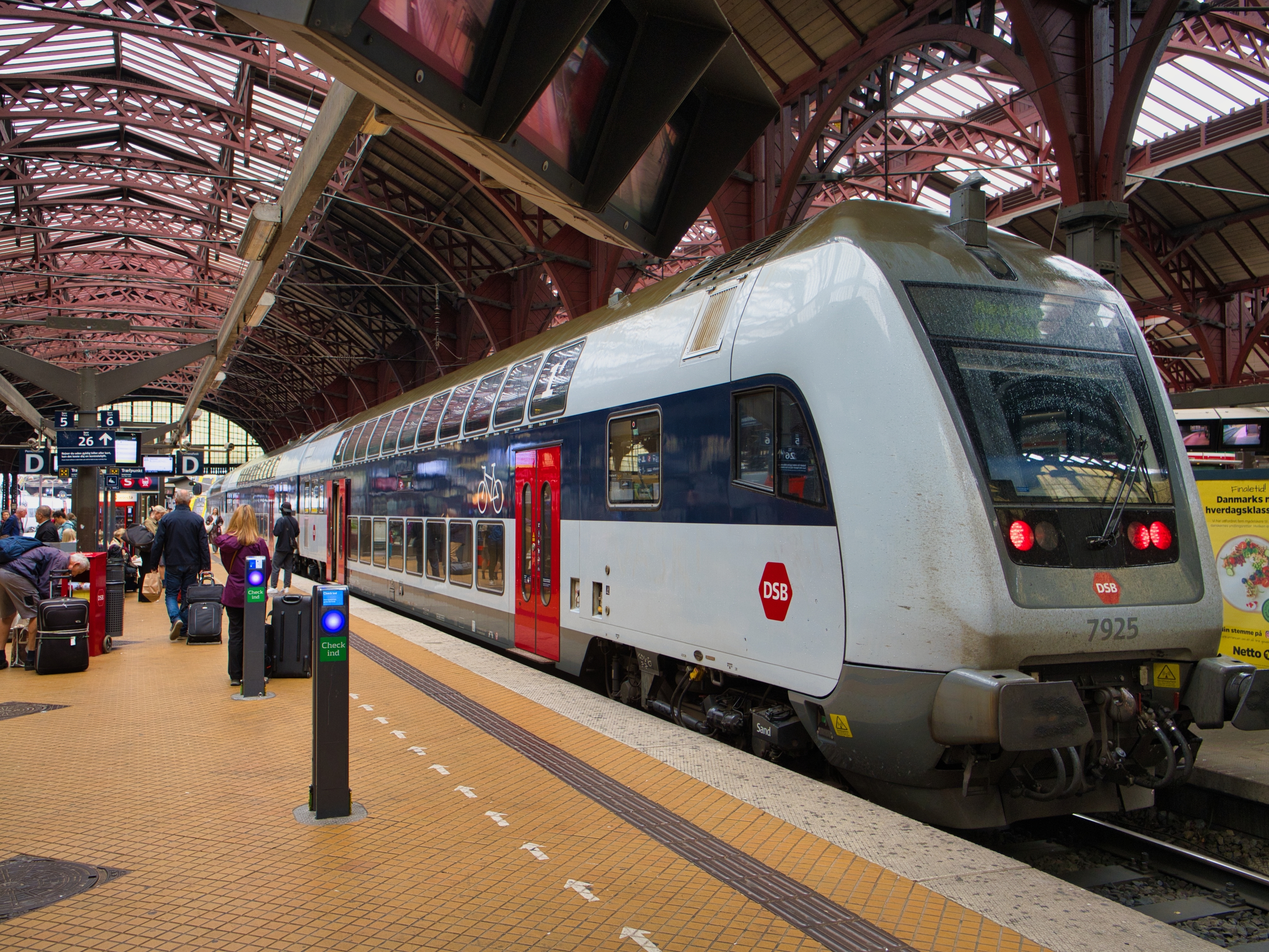 Un tren en una estaci�n de Copenhague.