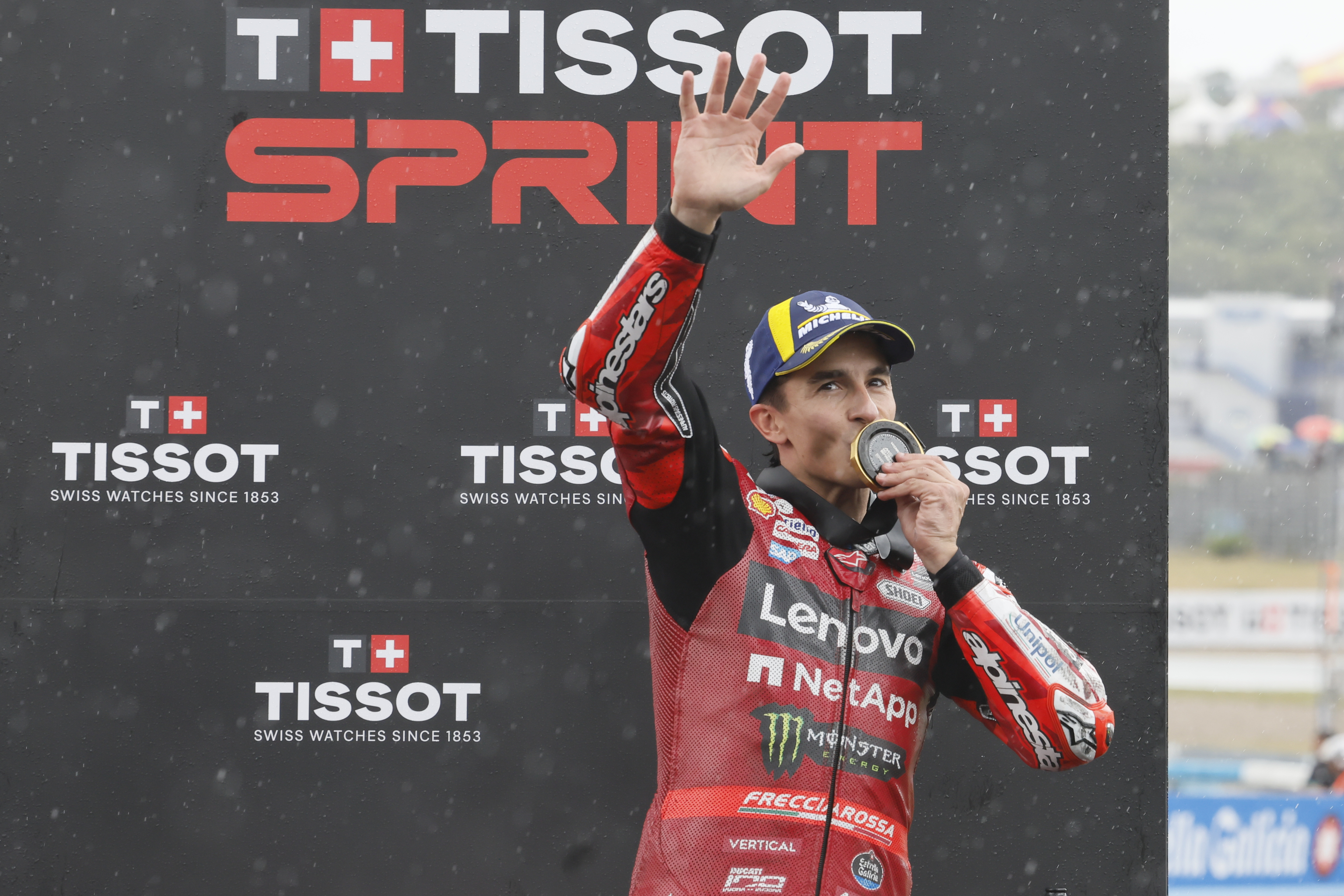 Marc M�rquez celebra su victoria en la carrera de esprint del Gran Premio de Espa�a.