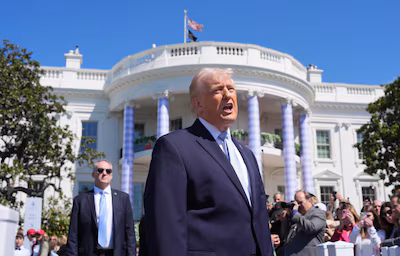 El presidente Donald Trump participa en la tradicional búsqueda de huevos de Pascua en el jardín sur de la Casa Blanca, el lunes 6 de abril de 2026, en Washington. (Foto AP/Alex Brandon)