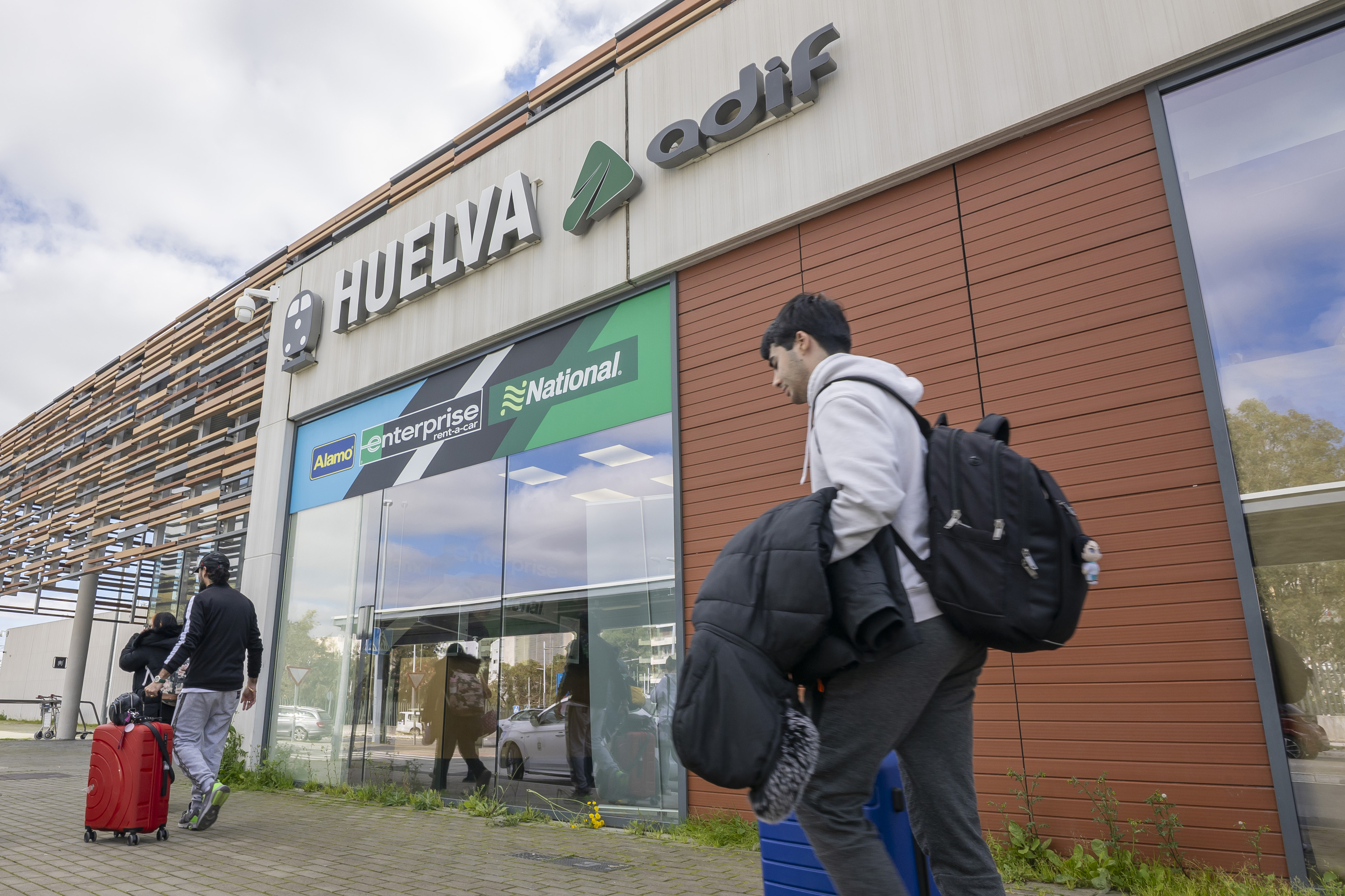 Varios pasajeros en la Estaci�n de Huelva este martes.