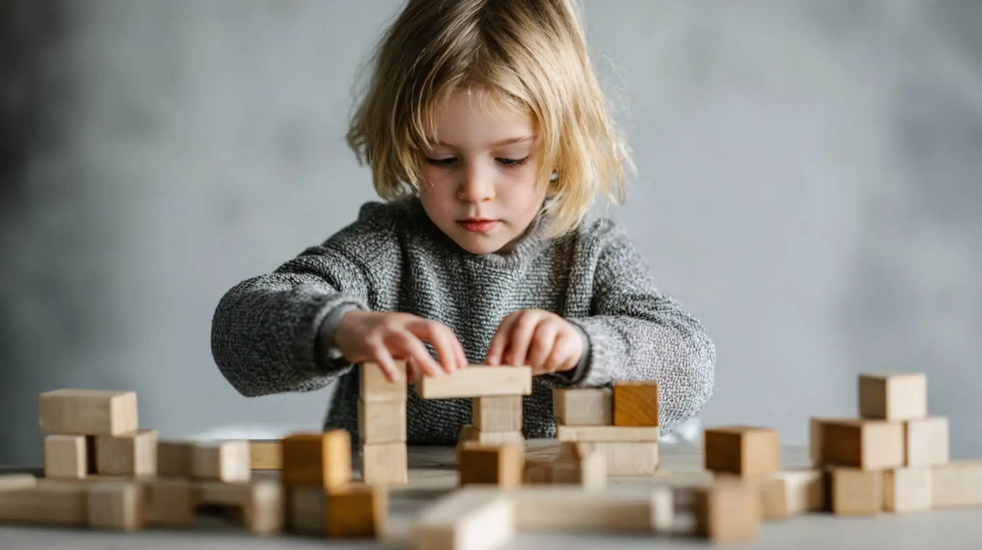 Niña jugando con bloques