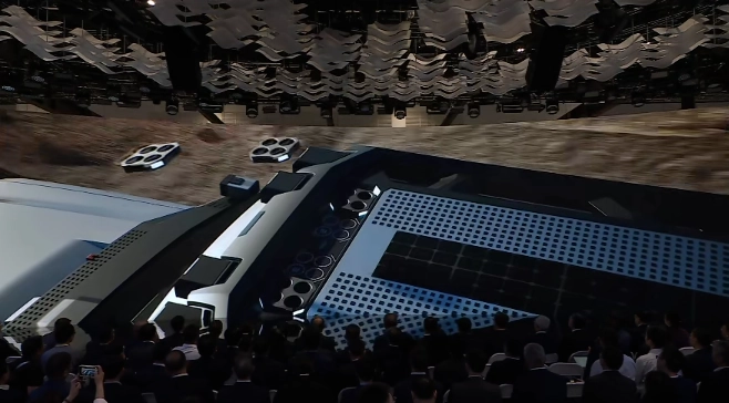 东风汽车全新一代概念车 EQ-REBORN 亮相,致敬 1975 年军车