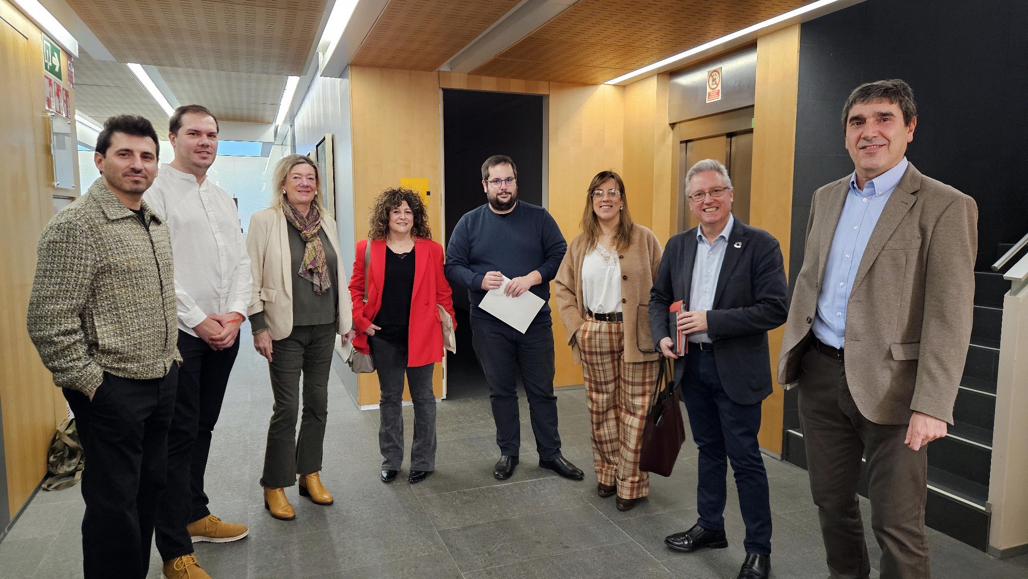 El secretario general del PSE-EE Jos� Ignacio Asensio con los miembros del grupo juntero socialista en la C�mara foral.