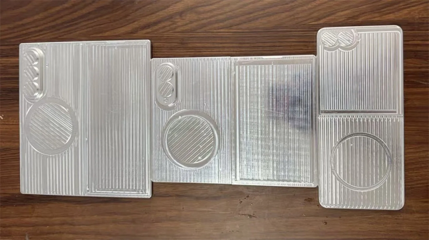 剑指苹果 iPhone Ultra,三星 Galaxy Z Fold8 Wide 阔折叠手机机模曝光 Picture 3