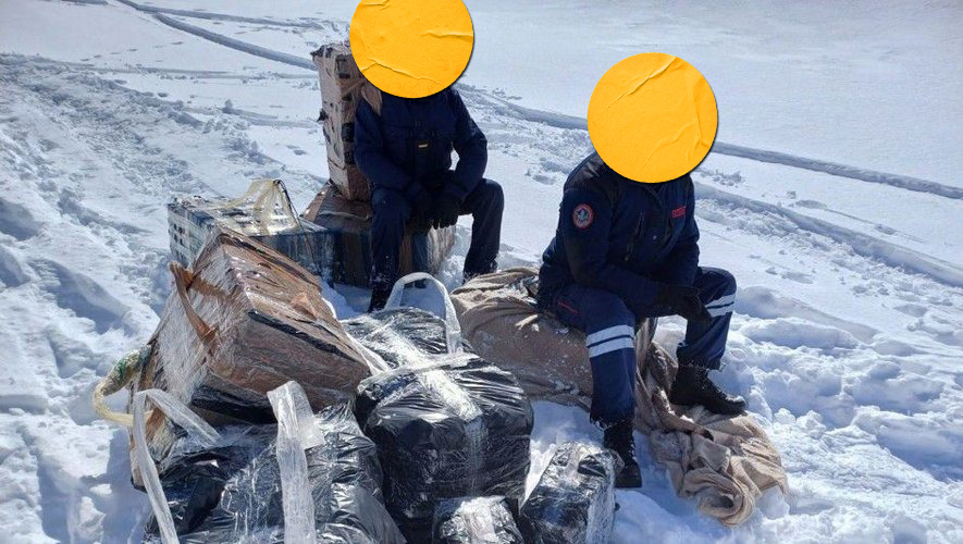 Agentes franceses de aduanas, con cajas de cigarrillos abandonadas intervenidas en una de las rutas que cruza los Pirineos.
