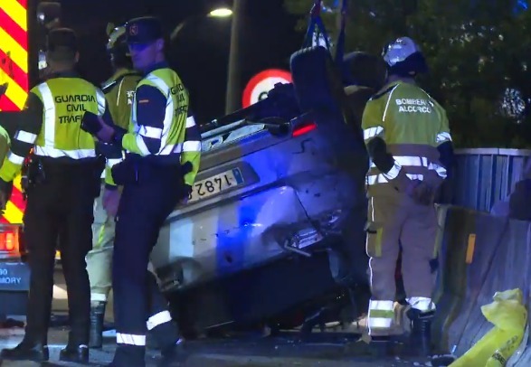 Un coche vuelca en la M-40 con droga, dinero y �tiles para cometer butrones: el conductor result� herido grave