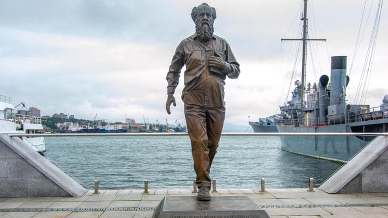 A Vladivostok, il monumento allo scrittore Aleksandr Solženicyn, espulso dall’Urss nel 1974, sarà presto spostato: dal lungomare, in centro, a una piazza in periferia. SOPA Images/LightRocket via Getty