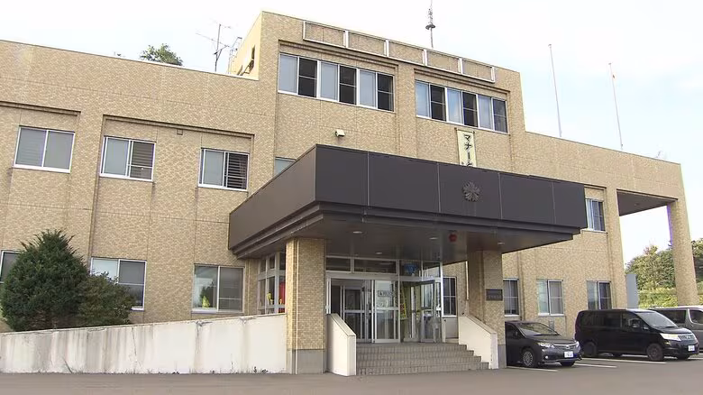 【最新】焼けた車両のそばで倒れた状態の『身元不明遺体』見つかる「枯れ草燃えている」通報で駆け付けると…遺体は成人か_警察が身元や状況を捜査〈北海道余市町〉｜FNNプライムオンライン