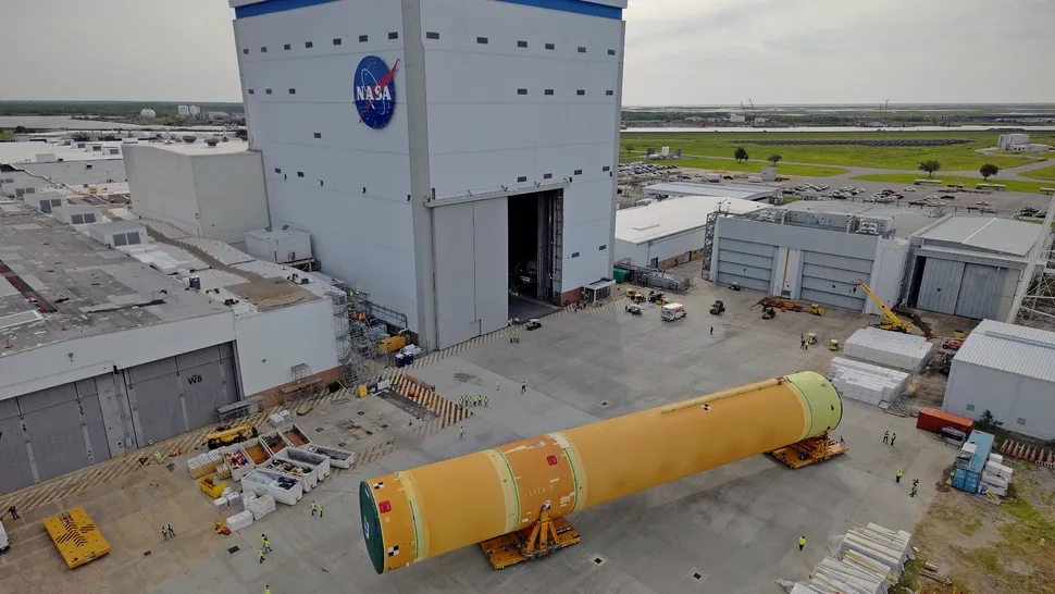 NASA 阿耳忒弥斯 3 号 SLS 火箭芯级启运,为明年发射铺路