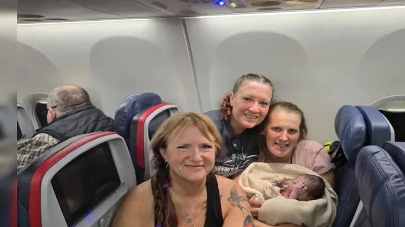 2026/04/1777289622.webp + Passenger gives birth on Delta flight before emergency landing in Oregon - PHOTO News about - Passenger gives birth on Delta flight before emergency landing in Oregon - PHOTO