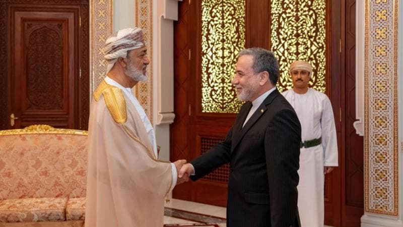 <p>Il sultano dell'Oman, Hitham bin Tariq, accoglie il ministro degli Esteri iraniano, Abbas Araghchi, a Muscat</p>
