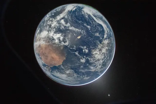 Histórica foto de la Tierra completa vista desde la nave Orion camino a la Luna