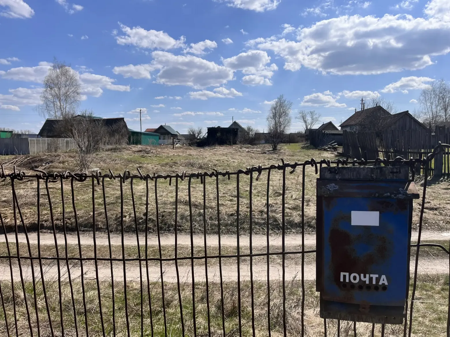 Родовое гнездо. Полтора километра до магазина, ноль — до себя. Родовое гнездо. Полтора километра до магазина, ноль — до себя.