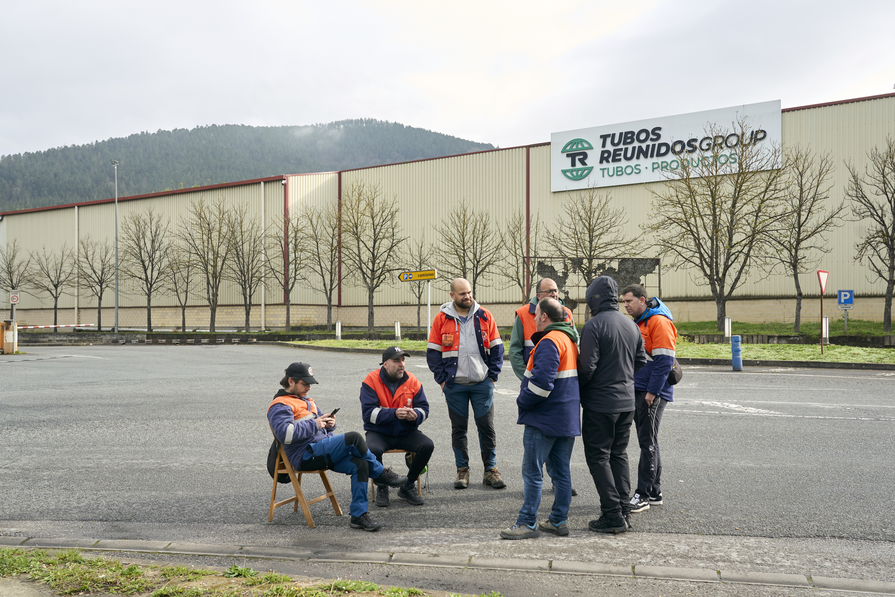 Un grupo de trabajadores de Tubos Reunidos charla durante la primera jornada de la huelga indefinida iniciada contra el ERE.
