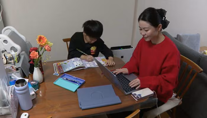 仙台市在住の島望さん　在宅の仕事が多いため、日中も電力を消費せざるを得ない
