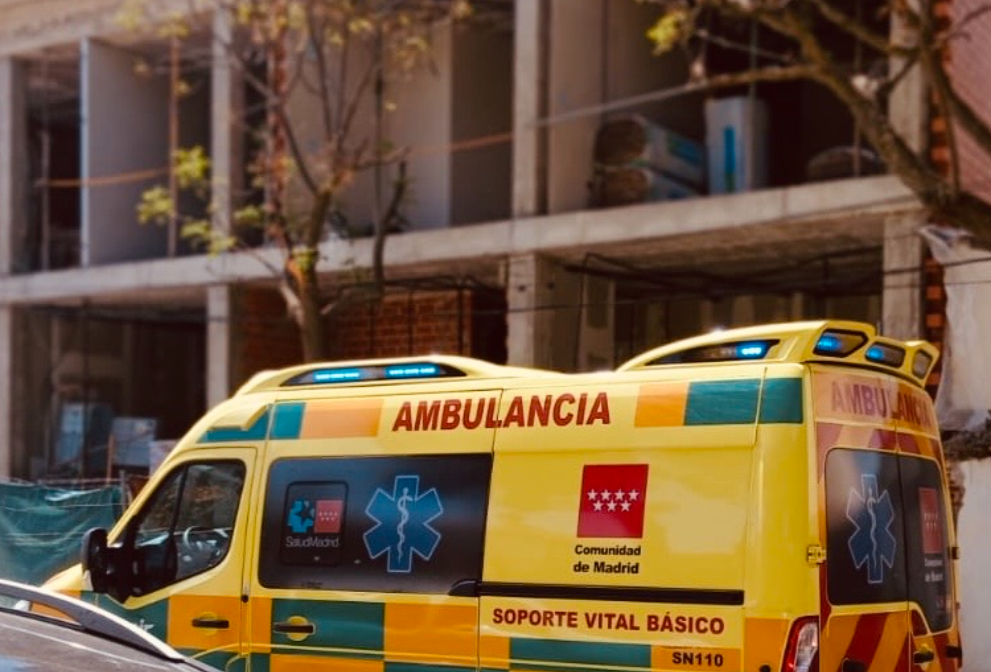 Una ambulancia del  Summa en el lugar del accidente mortal.