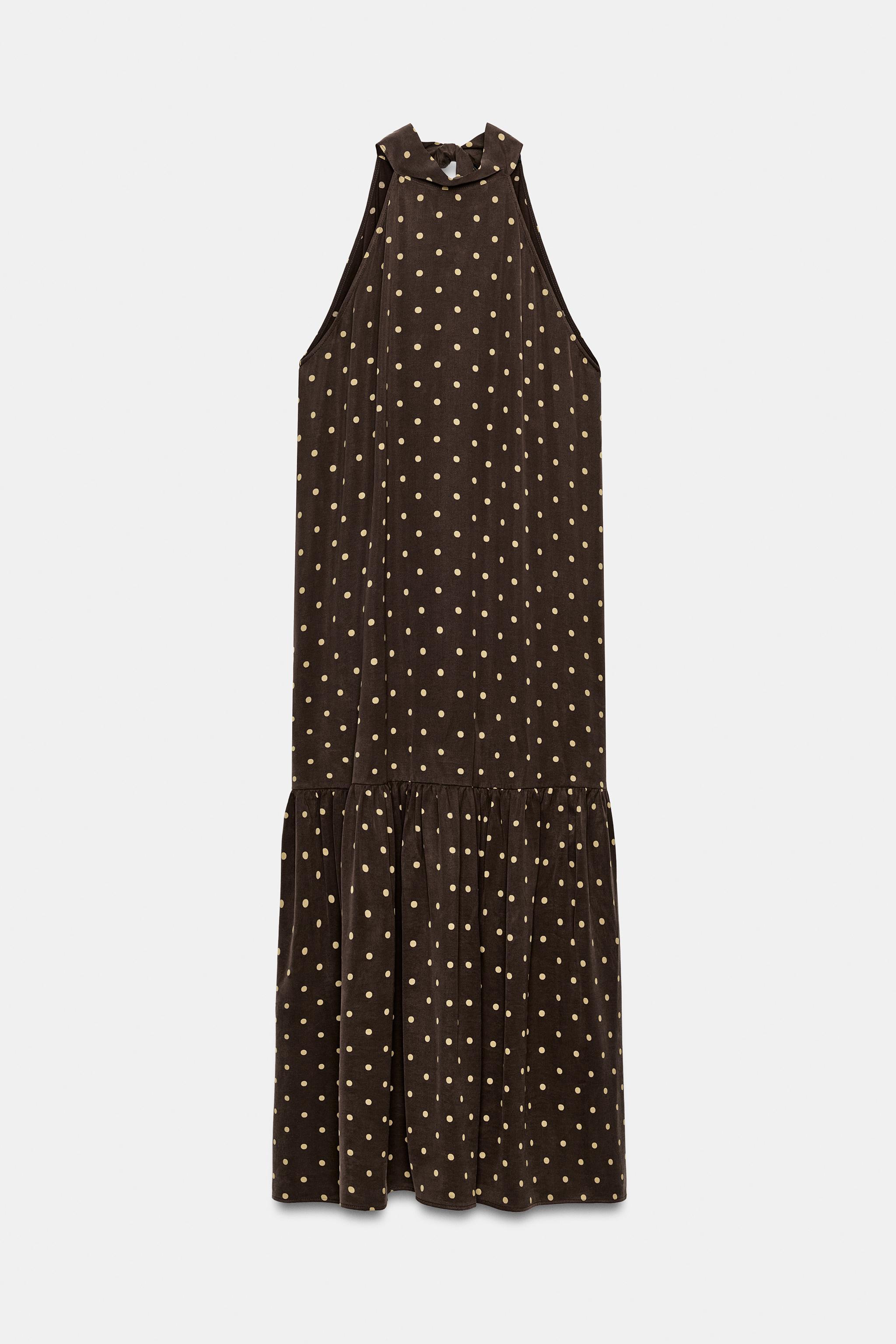 Parece un dise�o de boutique francesa: el vestido de lunares largo con cuello halter de Zara est� en tendencia y es la compra maestra de esta temporada para tus eventos de primavera y verano