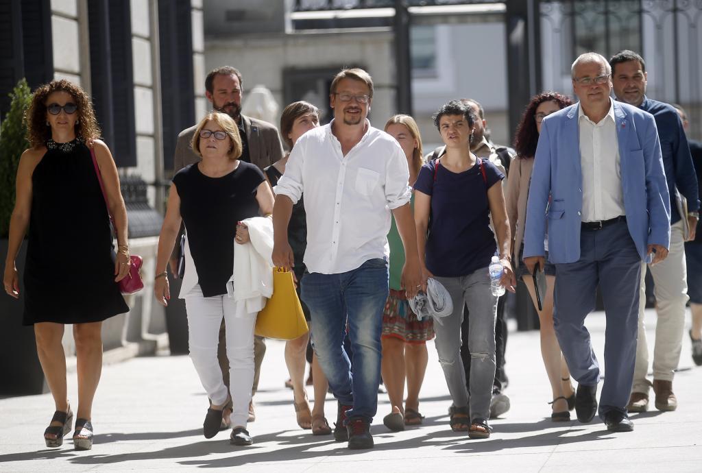 F�lix Alonso Cantorn� (dcha.), junto al entonces portavoz de En Com�-Podem, Xavier Dom�nech, en 2016 en el Congreso.