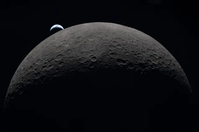 La Tierra se pone el 6 de abril de 2026 sobre el limbo curvo de la Luna en una fotografía tomada por la tripulación de Artemis II durante su viaje alrededor de la cara oculta de la Luna.