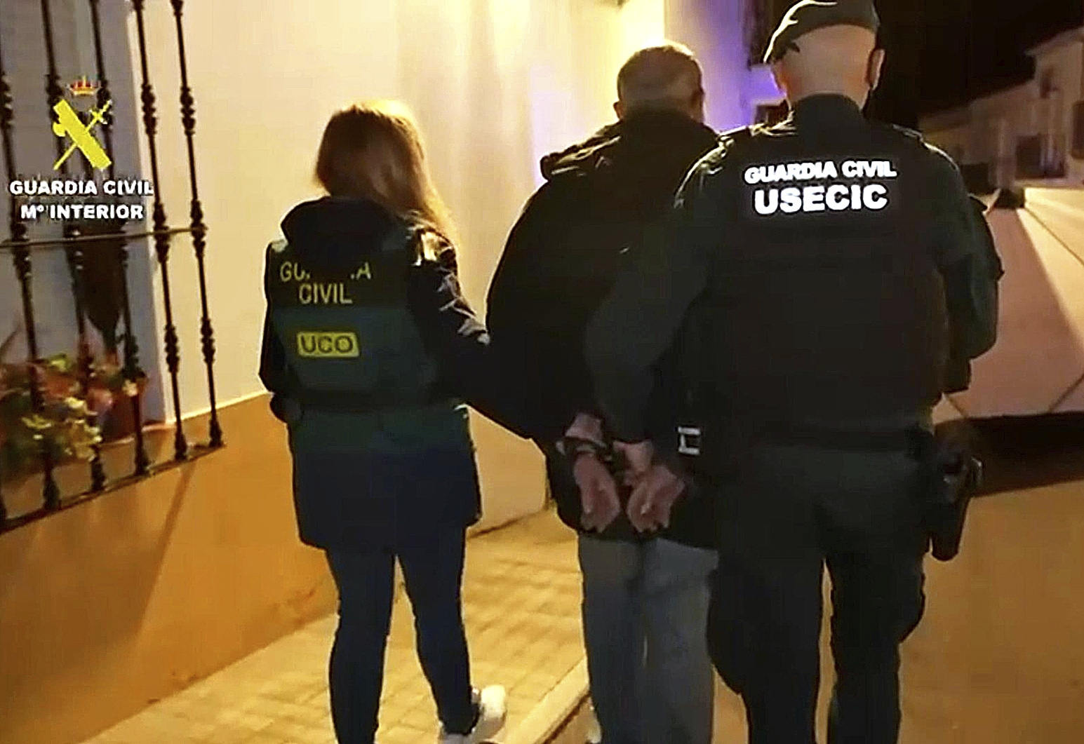 Agentes de la Guardia Civil detienen en Hornachos (Badajoz) a Juli�n Gonz�lez, acusado de la muerte de su vecina Francisca Cadenas en 2017.