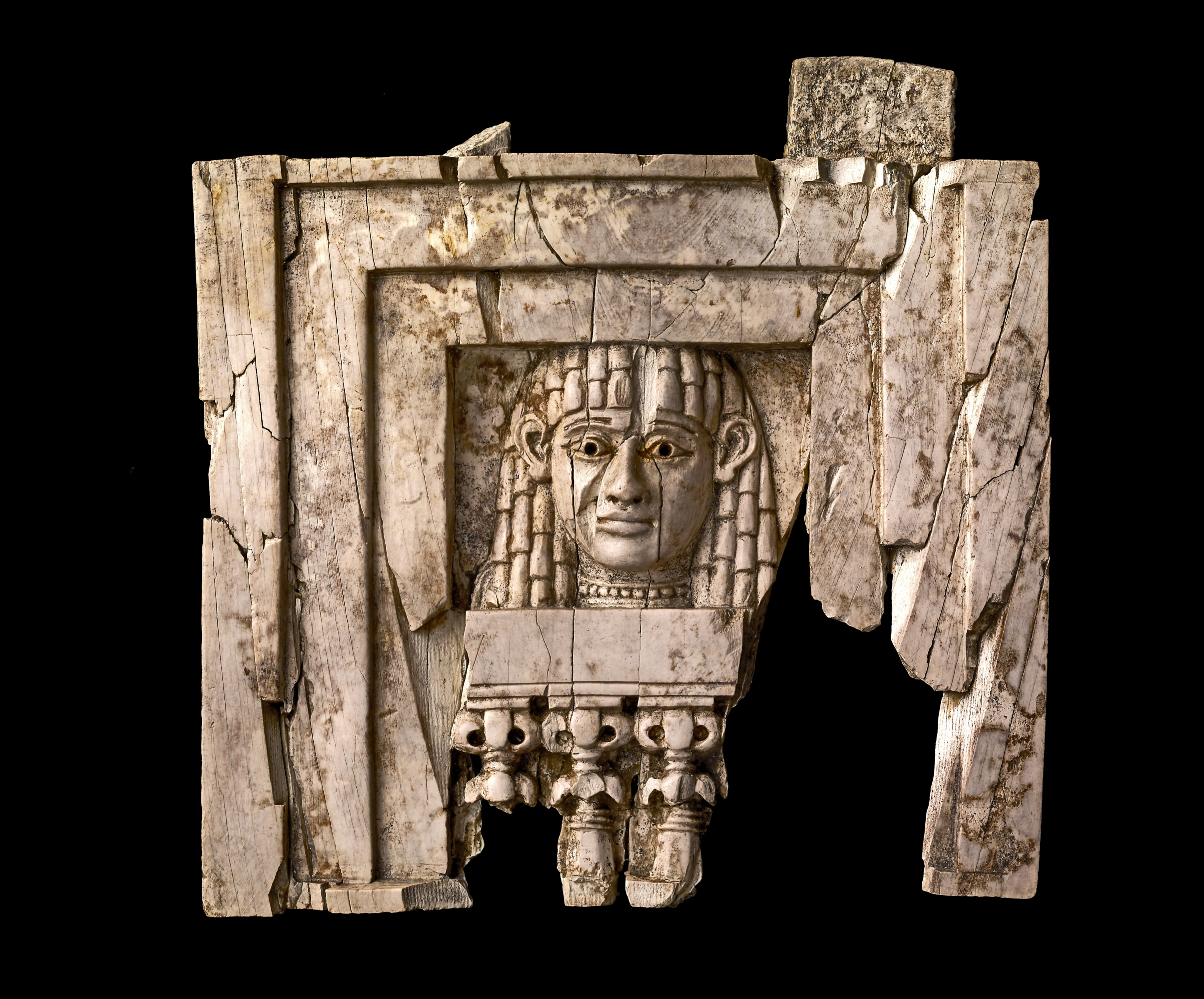 Talla en marfil de una mujer asomada a una ventana, 900-700 a. de C., palacio noroeste, Nimrud (Irak).
