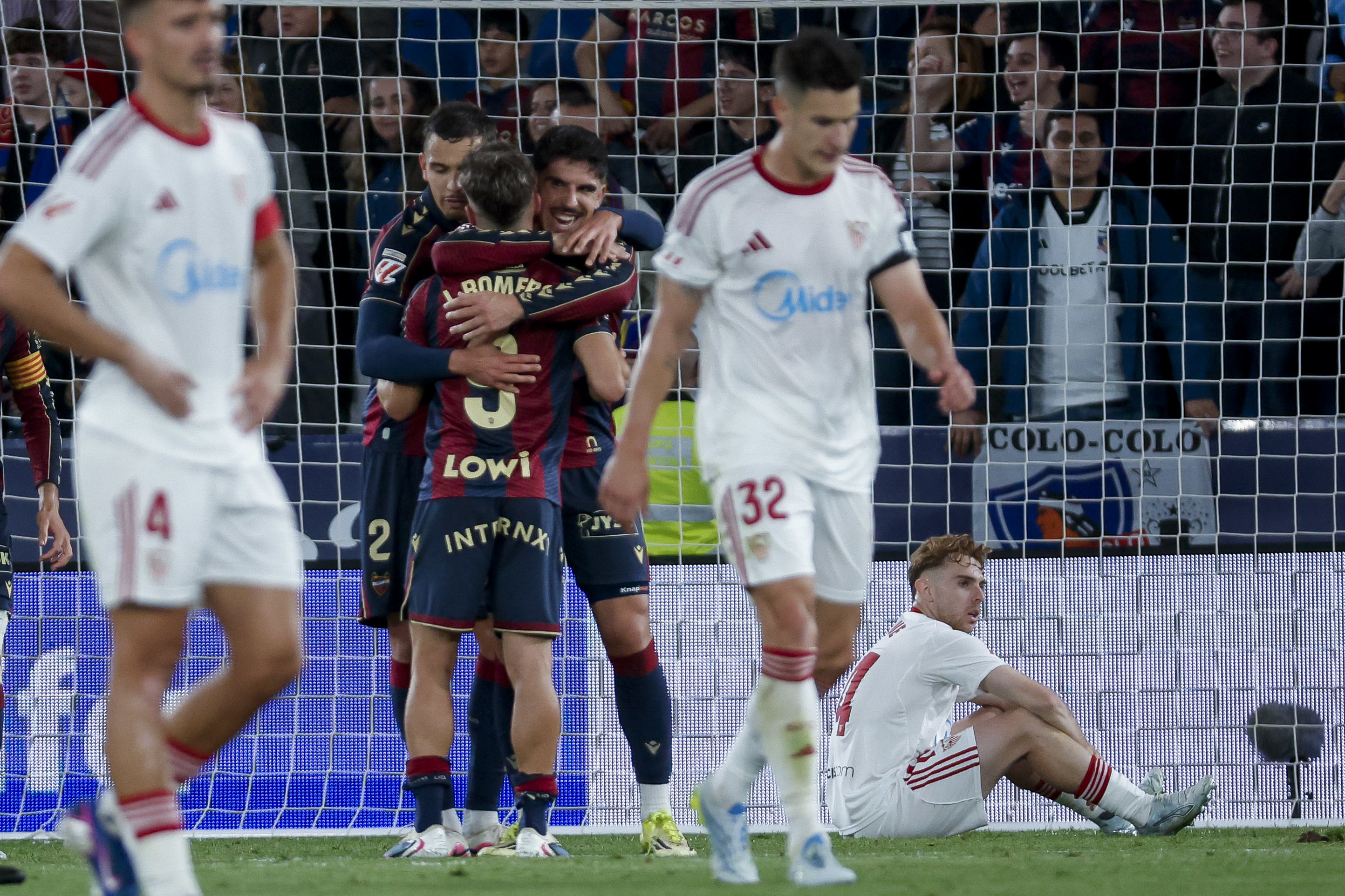 Los jugadores del Sevilla abatidos con la derrota frente al Levante.