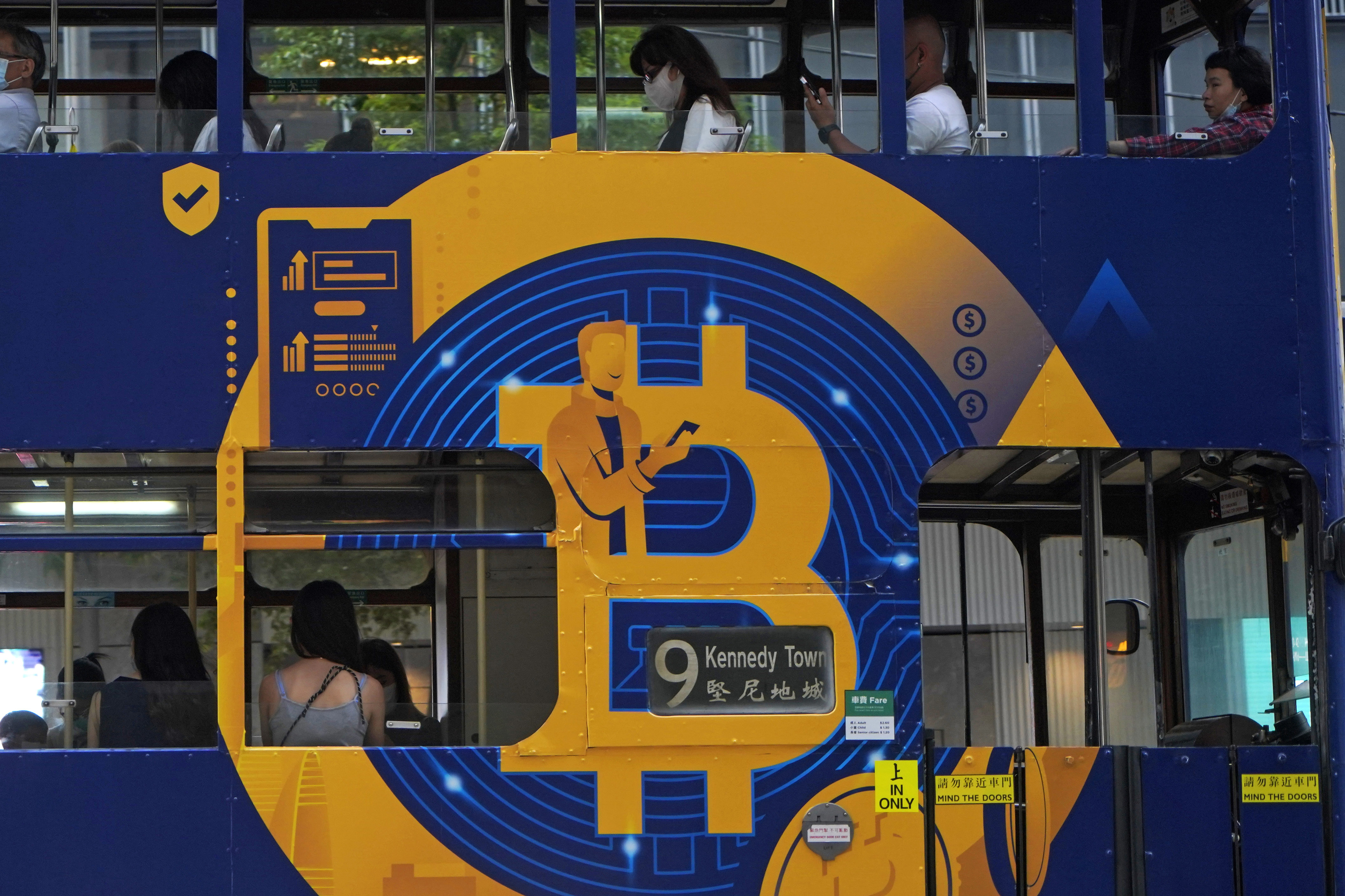 Una publicidad de criptomonedas en un autob�s de Hong Kong.