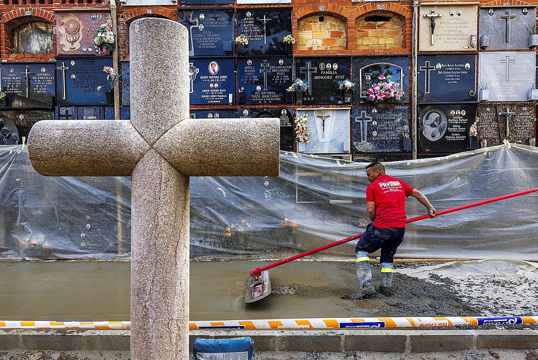 Trabajos de reparaci�n en el cementerio de Alfafar.
