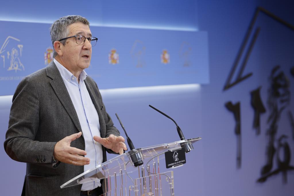 Patxi L�pez, este martes, en rueda de prensa en el Congreso de los Diputados.