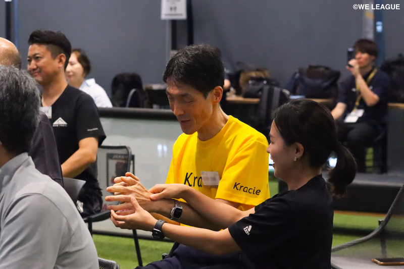 視覚障害のあるクラシエ社員も参加。まわりのメンバーがサポートし、ともにプレーに臨んだ。