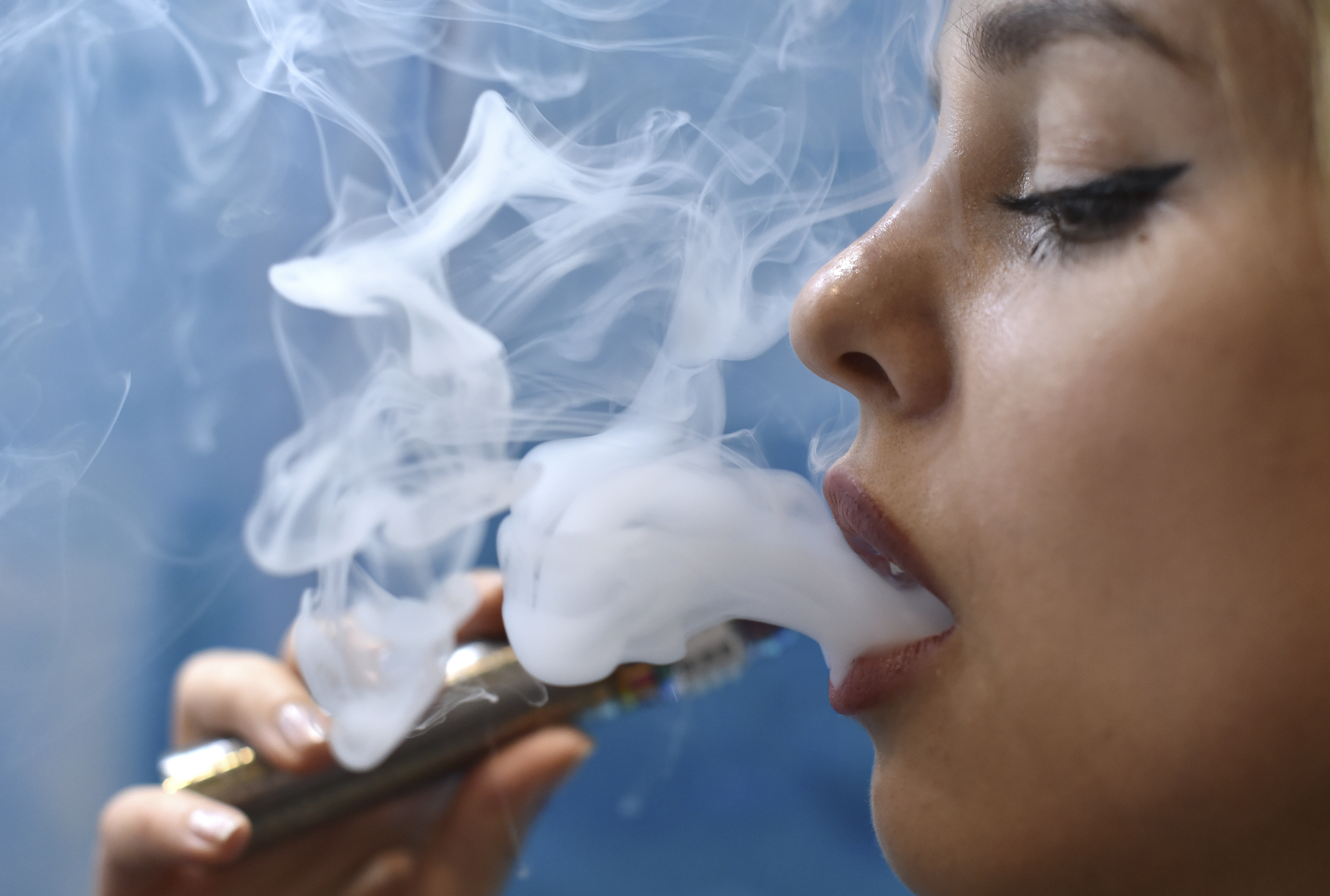Una joven usa un vapeador