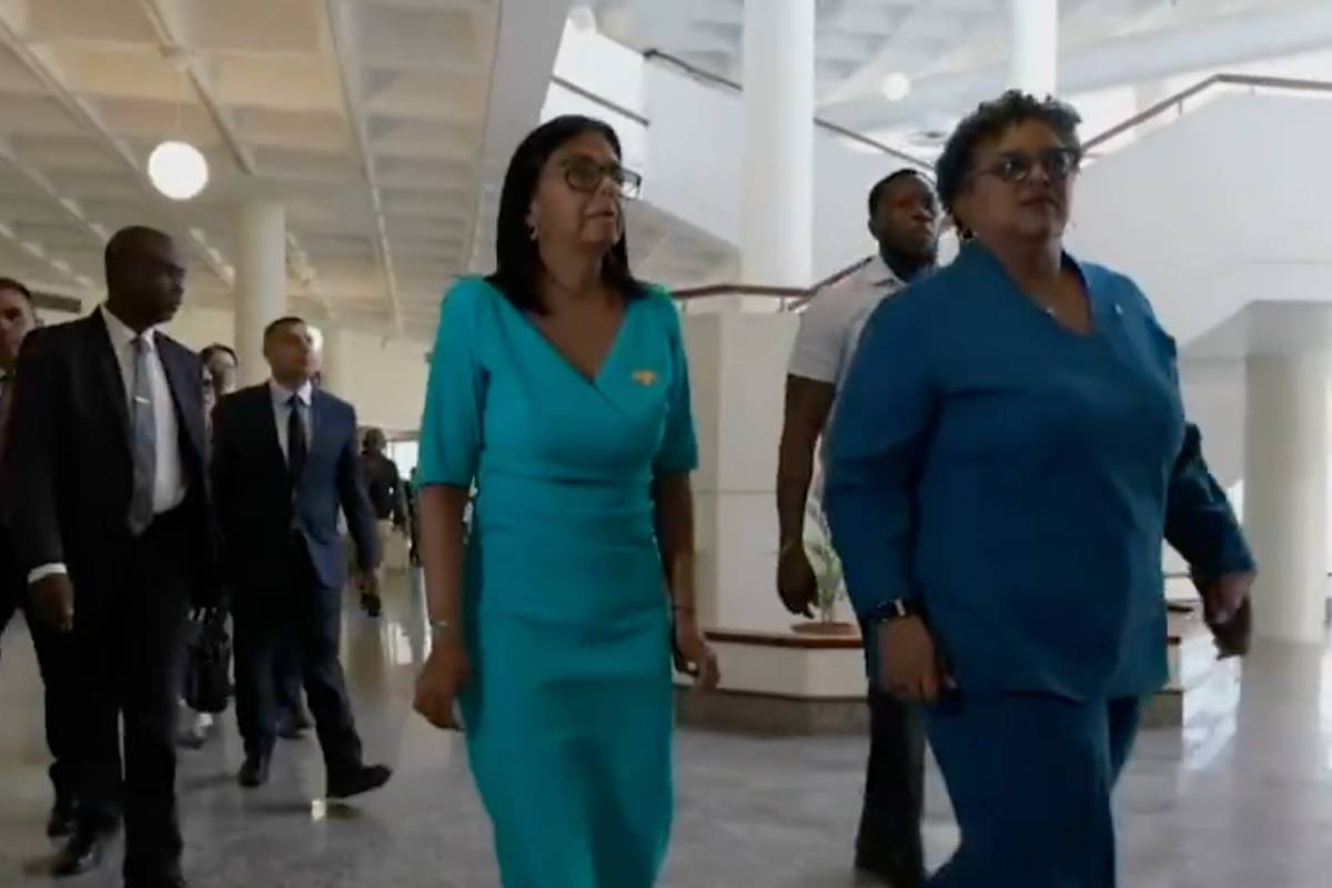 La presidenta encargada de Venezuela, Delcy Rodríguez, luciendo el polémico broche
