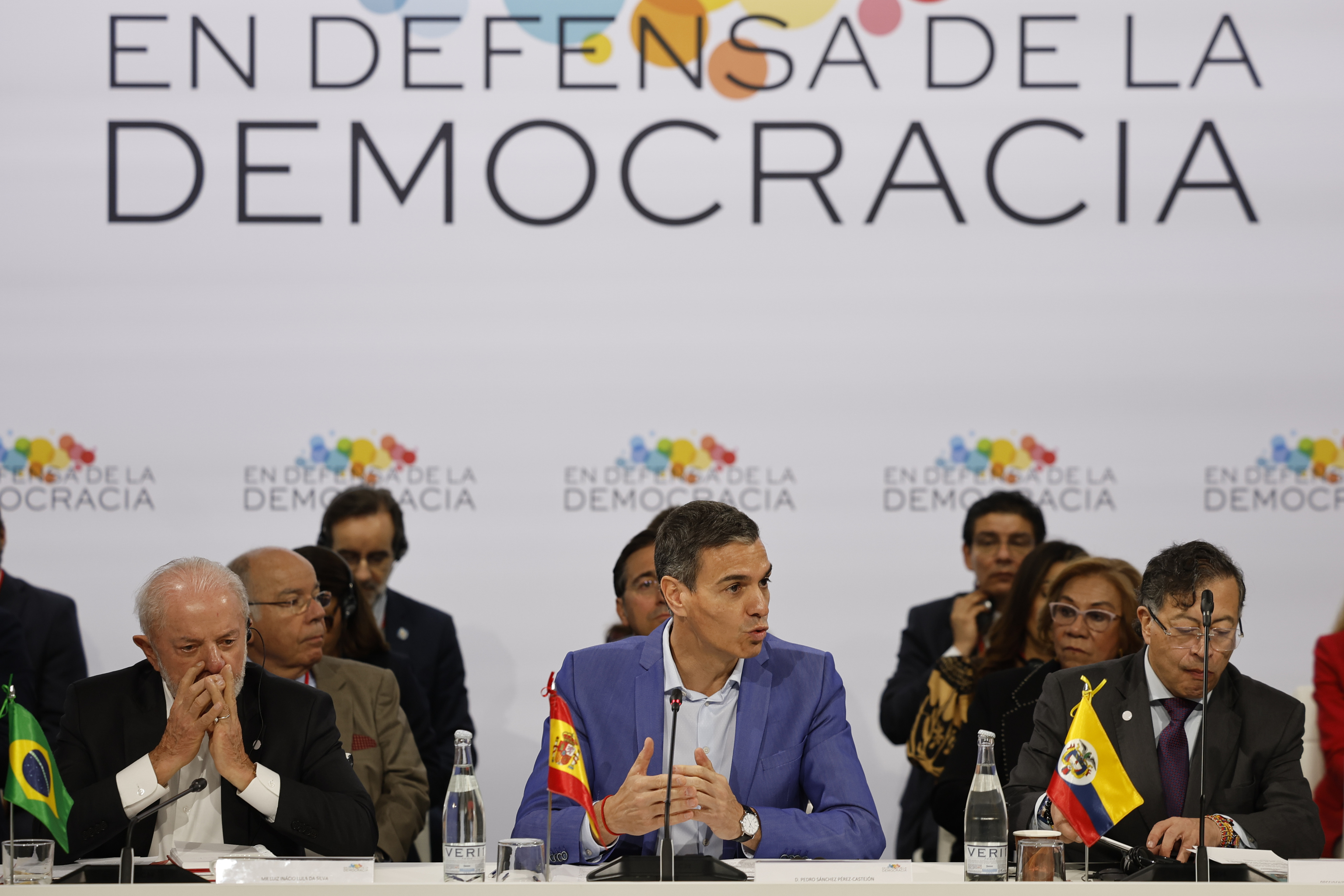 Pedro S�nchez, entre Lula y Petro, en la IV Cumbre en Defensa de la Democracia.