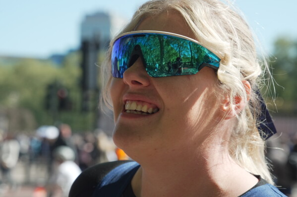 Tilly Dowler poses in front of Buckingham Palace ahead of the London Marathon 2026 in London, Thursday, April 23, 2026. (AP Photo/Mustakim Hasnath)