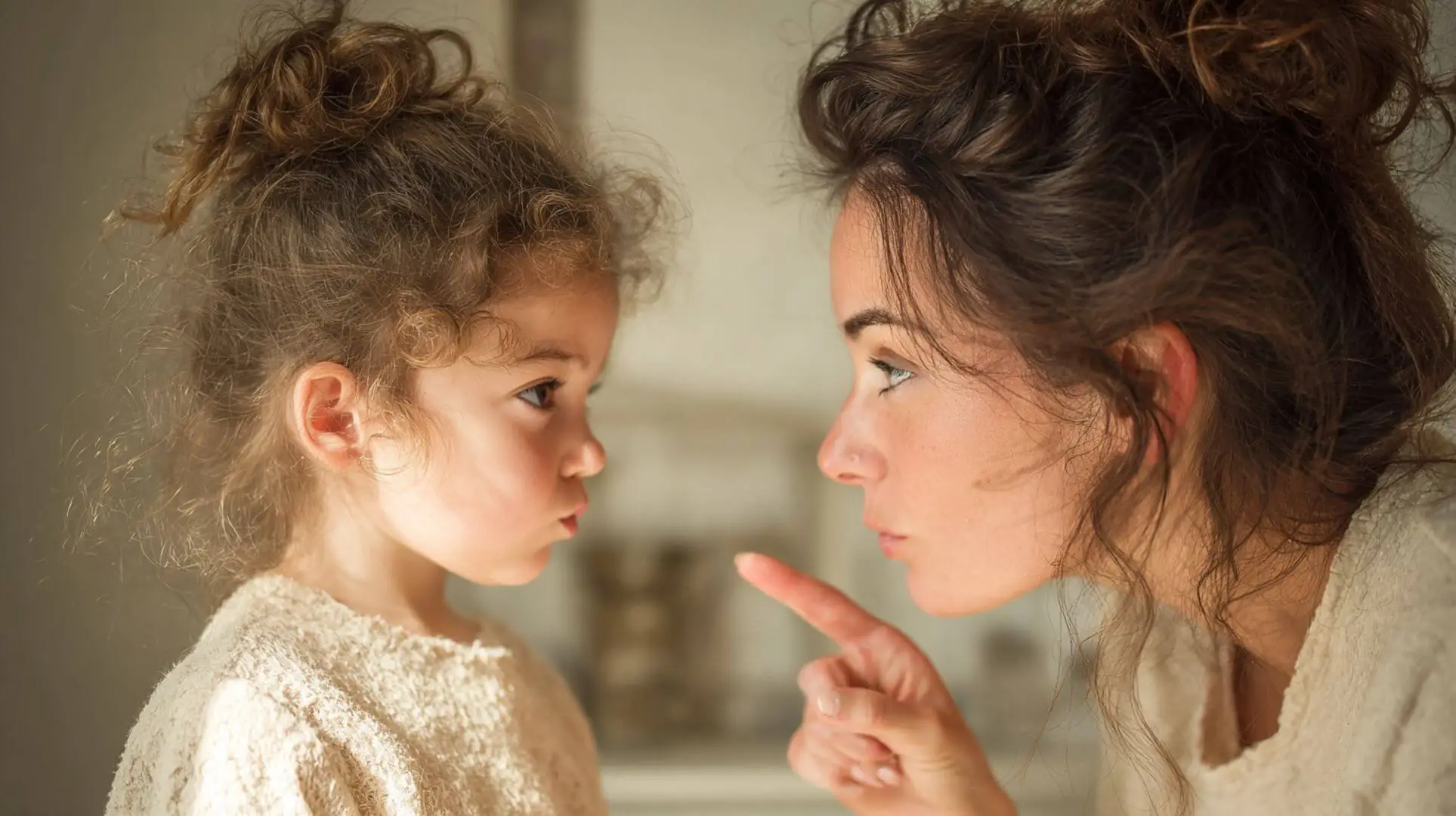 Madre regañando a su hija