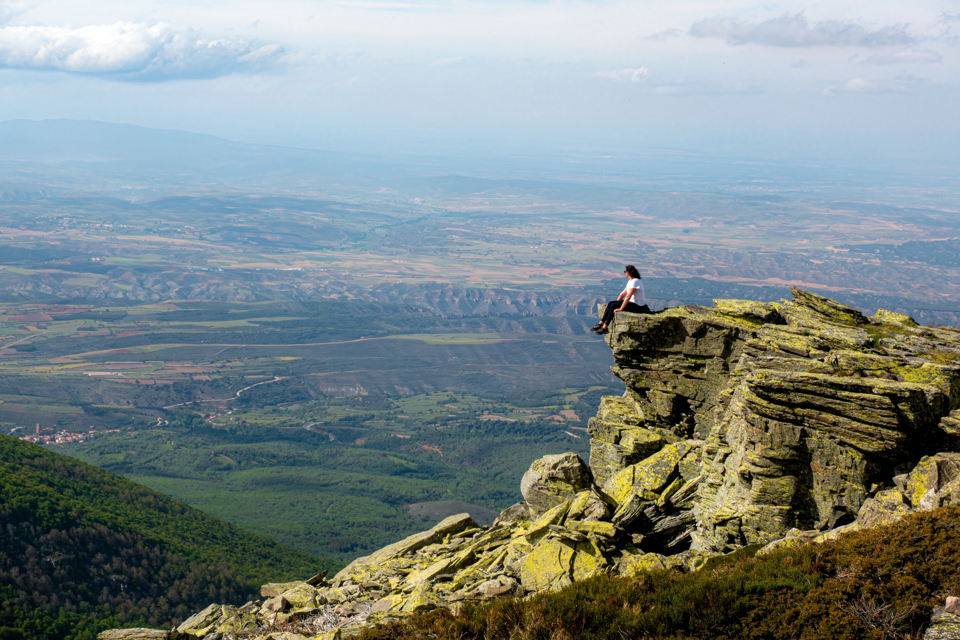 Una excursionista en la zona del Moncayo, entre Zaragoza y Soria.