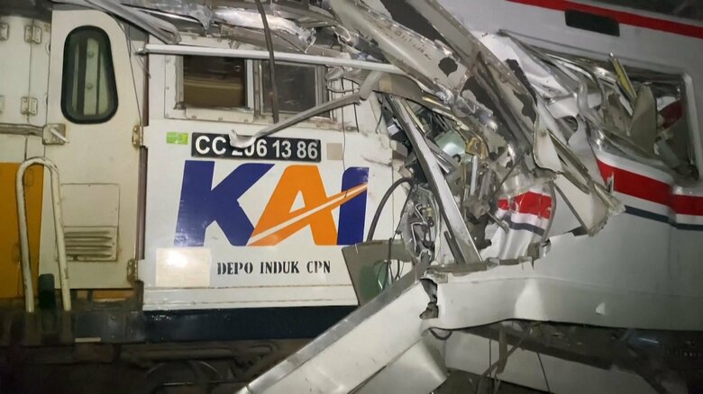 駅で停車中の通勤列車に長距離列車が追突　4人死亡38人搬送　インドネシア・ジャカルタ近郊｜FNNプライムオンライン