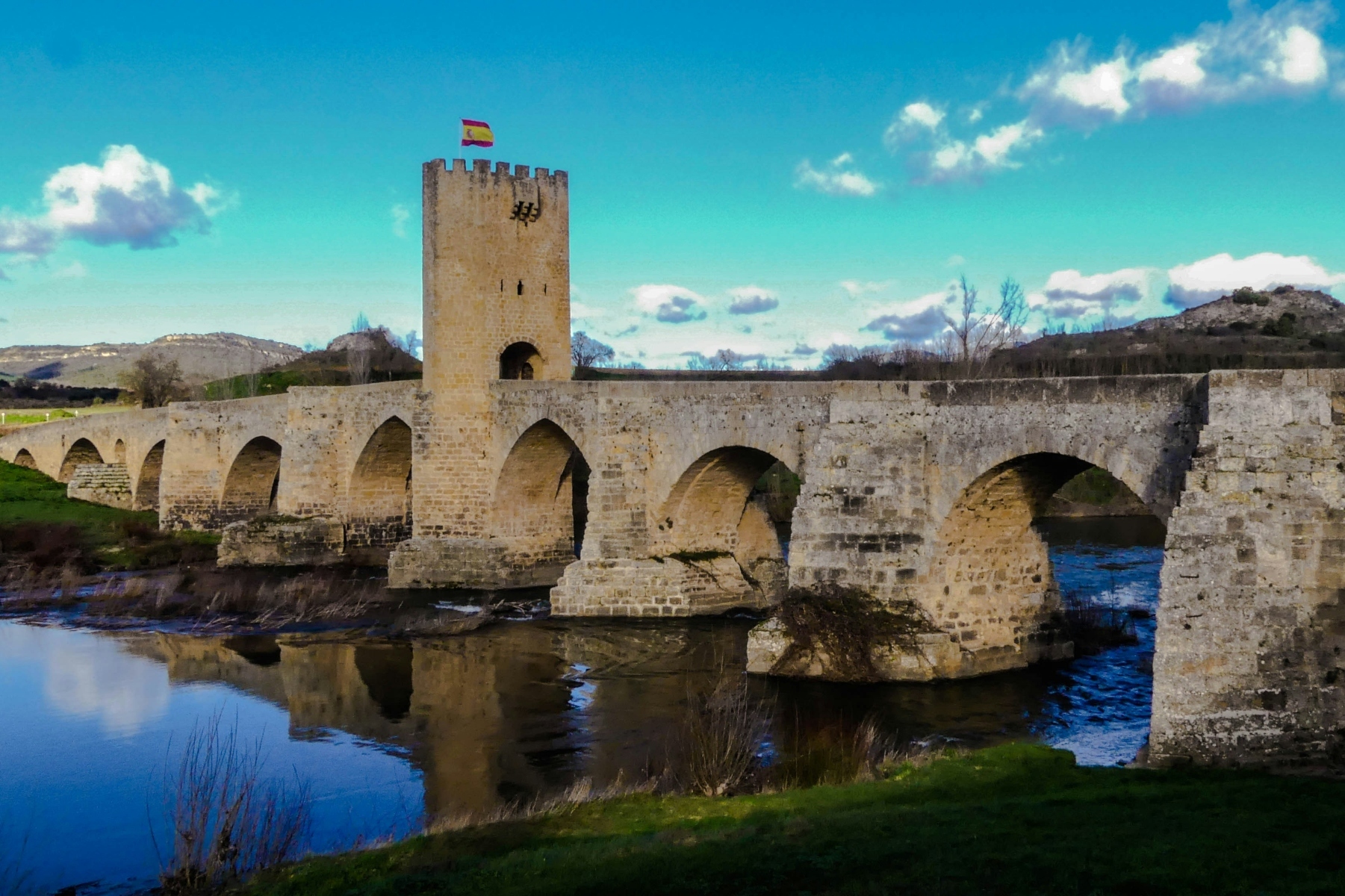 Parece Cuenca, pero la ciudad m�s peque�a de Espa�a est� en Burgos: casas colgadas y un puente medieval a orillas del Ebro