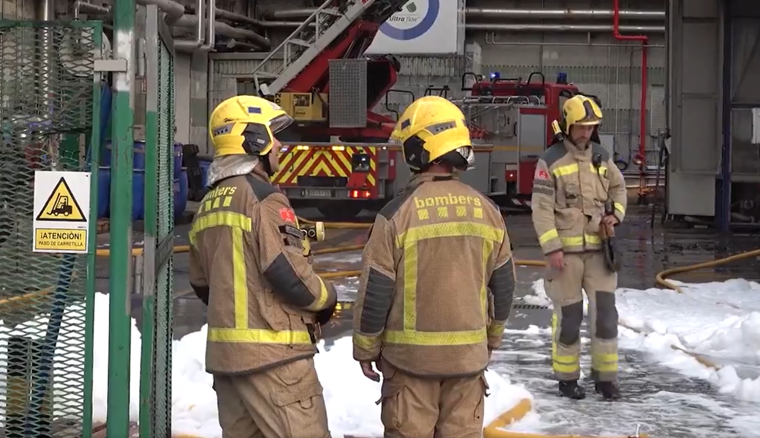 Bomberos trabajan en la extinci�n del incendio en Mollet del Vall�s