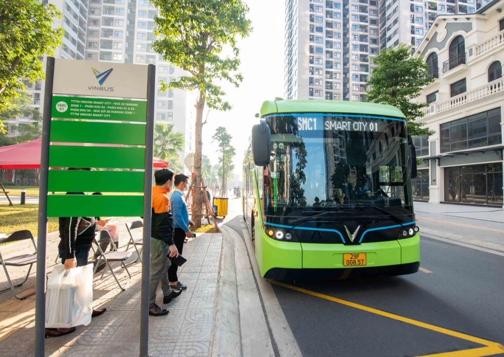 An electric bus at a bus stop in Hanoi. Photo by VnExpress/Phuong Linh