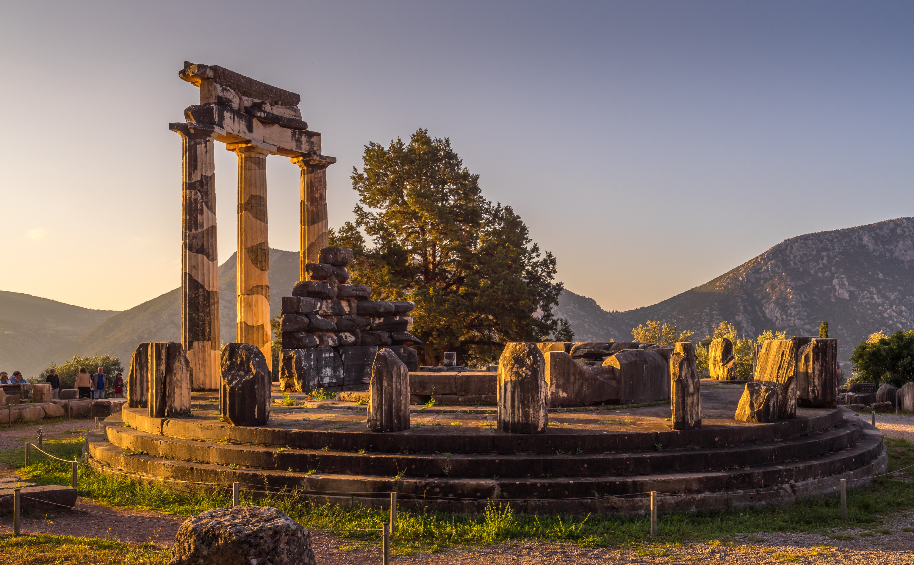 Ruinas del santuario de Athena Pronoia en  la ciudad griega de Delfos. E.M.