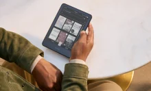 An Amazon Kindle Colorsoft in Dark Mode