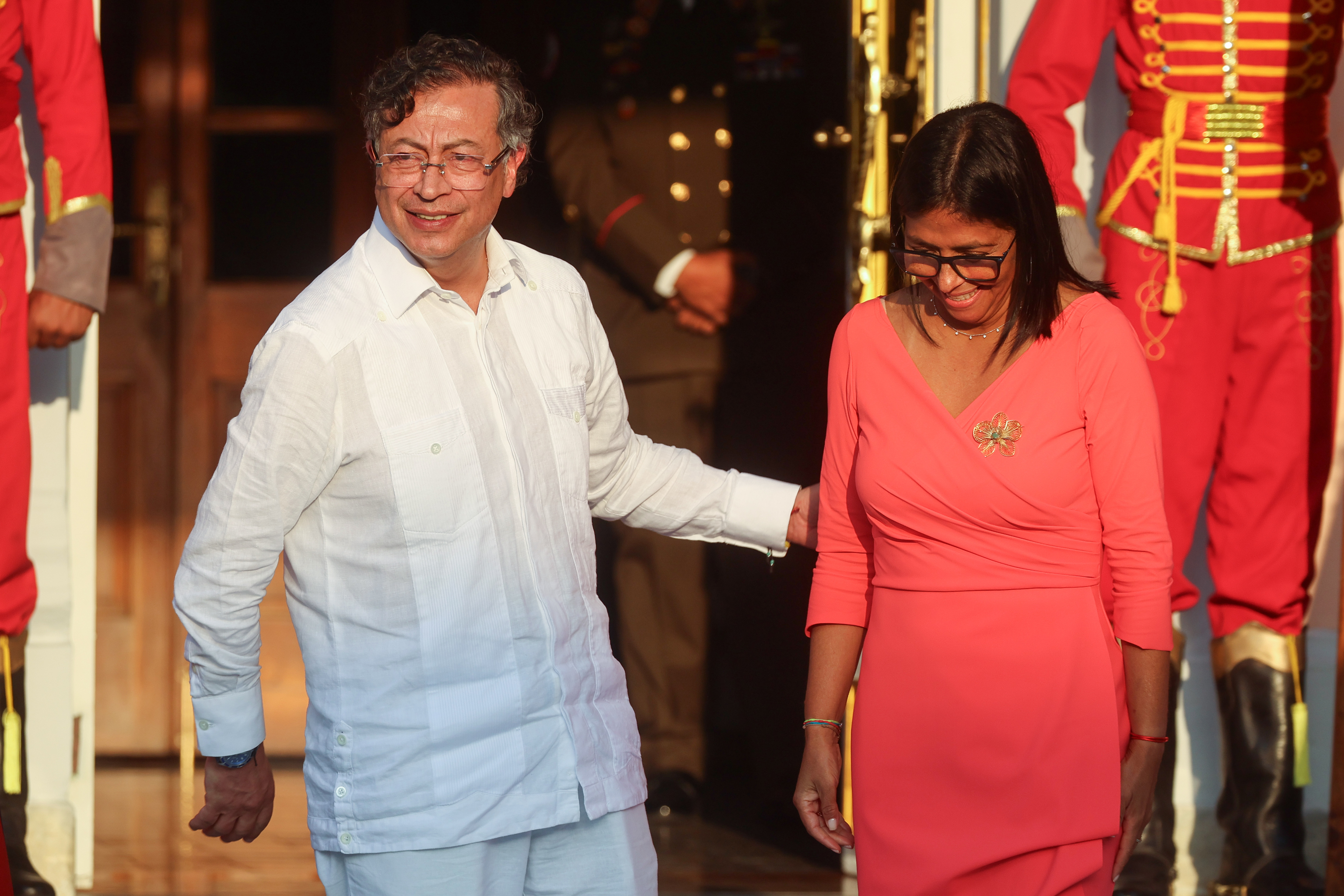 El presidente de Colombia, Gustavo Petro (i), y la mandataria encargada de Venezuela, Delcy Rodr�guez
