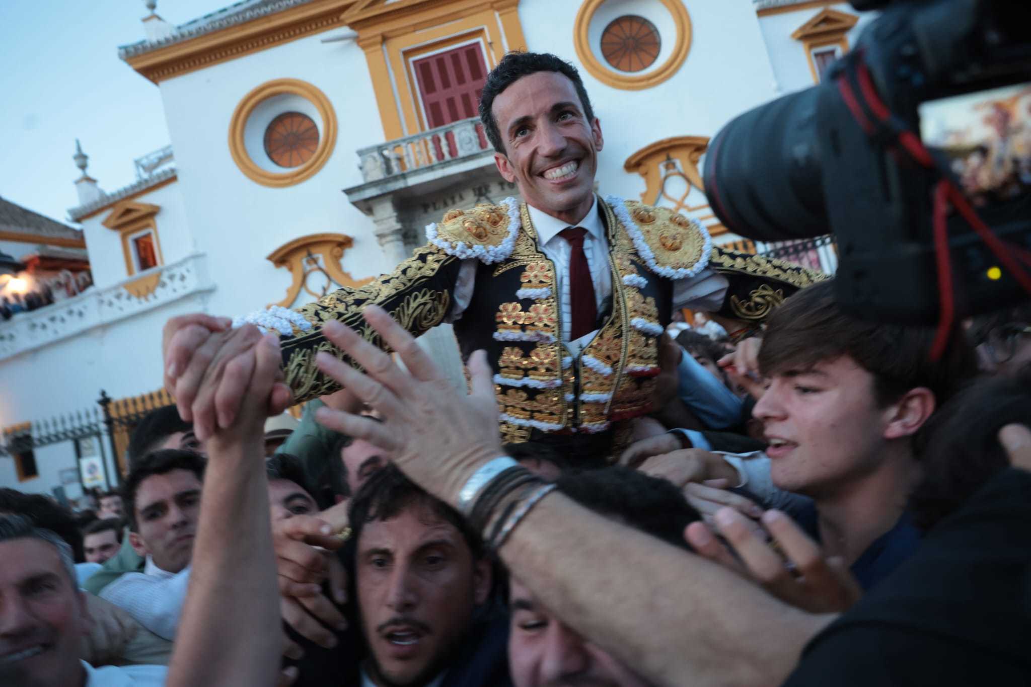 David de Miranda, a hombros por la Puerta del Pr�ncipe.