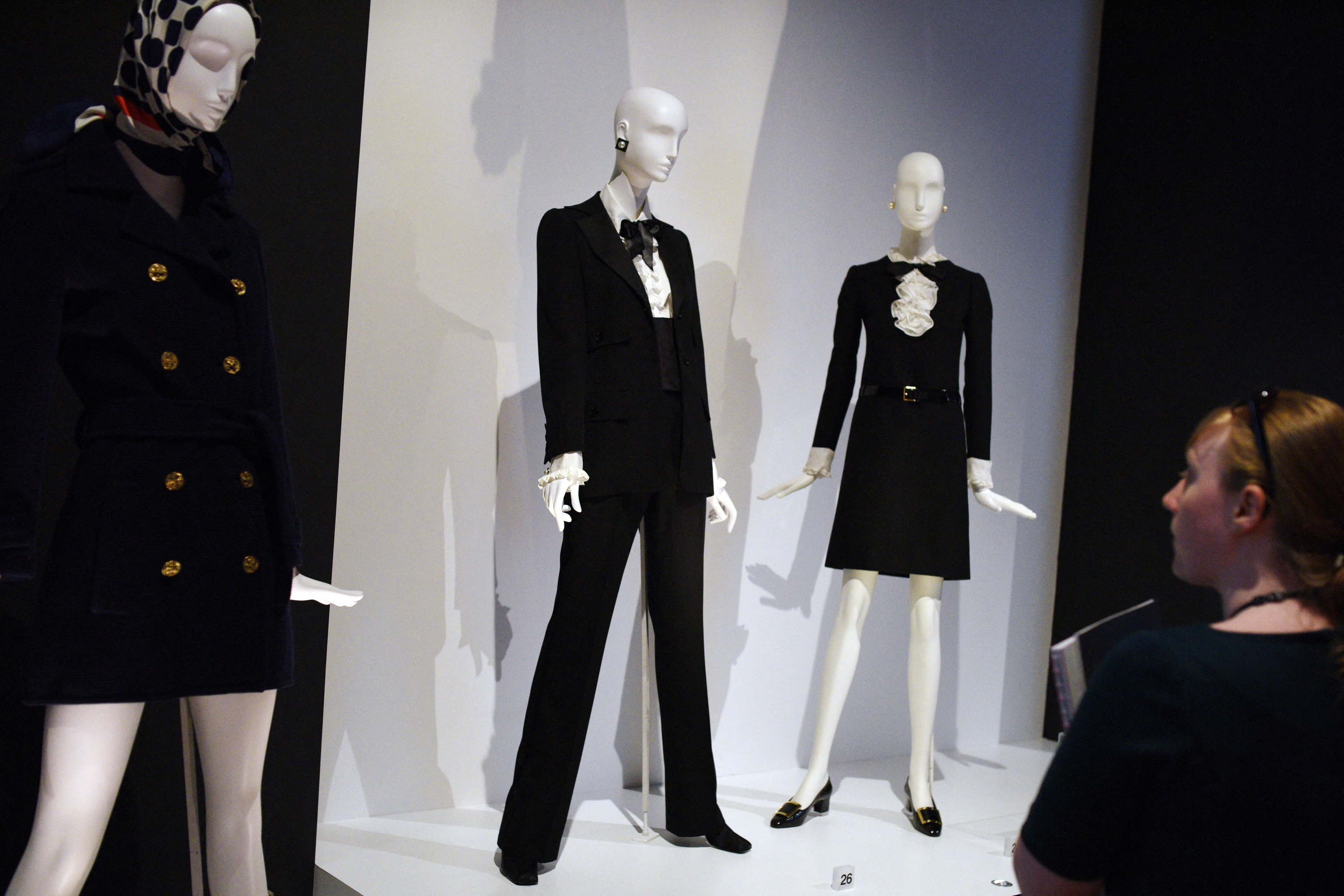 En una exposici�n en el Reino Unido, primer esmoquin dise�ado por Yves Saint Laurent (en el centro).