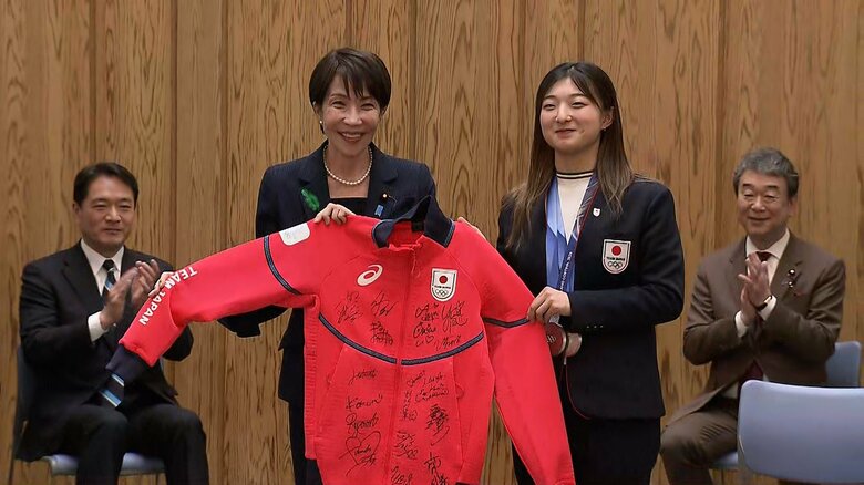 高市総理　五輪・パラ選手団からの“サイン入り”ウェアに笑顔　坂本花織選手、戸塚優斗選手ら約80人が表敬｜FNNプライムオンライン