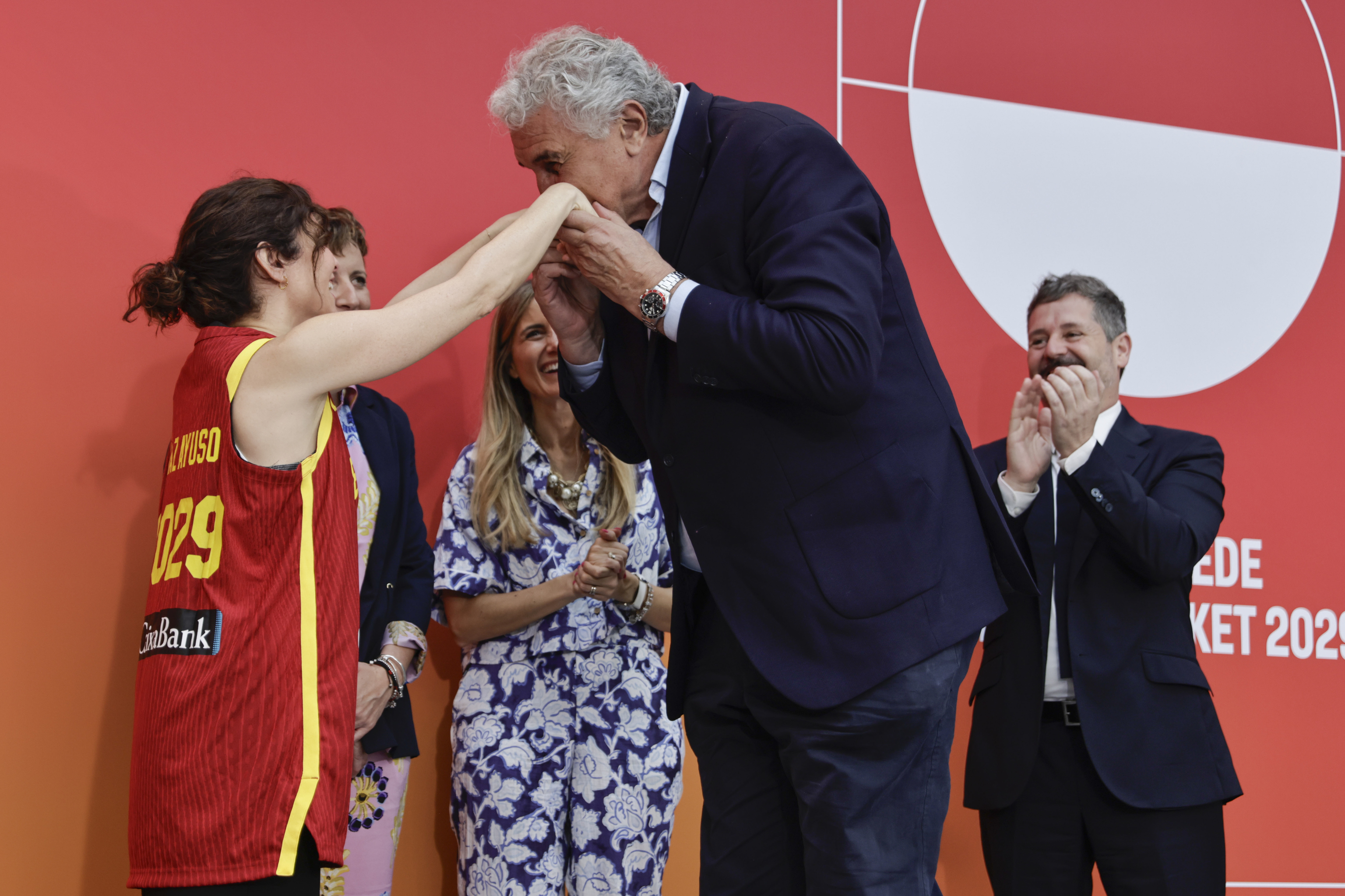 Ayuso, ayer con el ex jugador espa�ol Fernando Romay, en la presentaci�n del Eurobasket.