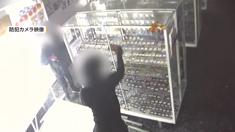 ショーケースを割り…黒ずくめの男が2人組の男がポケモンカードなど約150万円相当を盗む 大阪市浪速区|FNNプライムオンライン