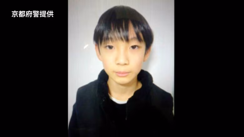 行方不明になっている安達結希さんが当日はいていた靴か　4月12日発見　発見された靴はDNA鑑定などもして特定へ　見つかった山中周辺ではきょうも捜索続く｜FNNプライムオンライン
